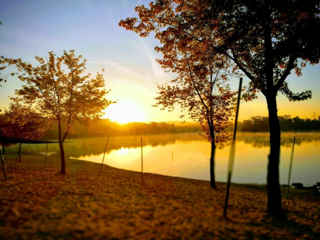 Großwelzheimer See im Herbst